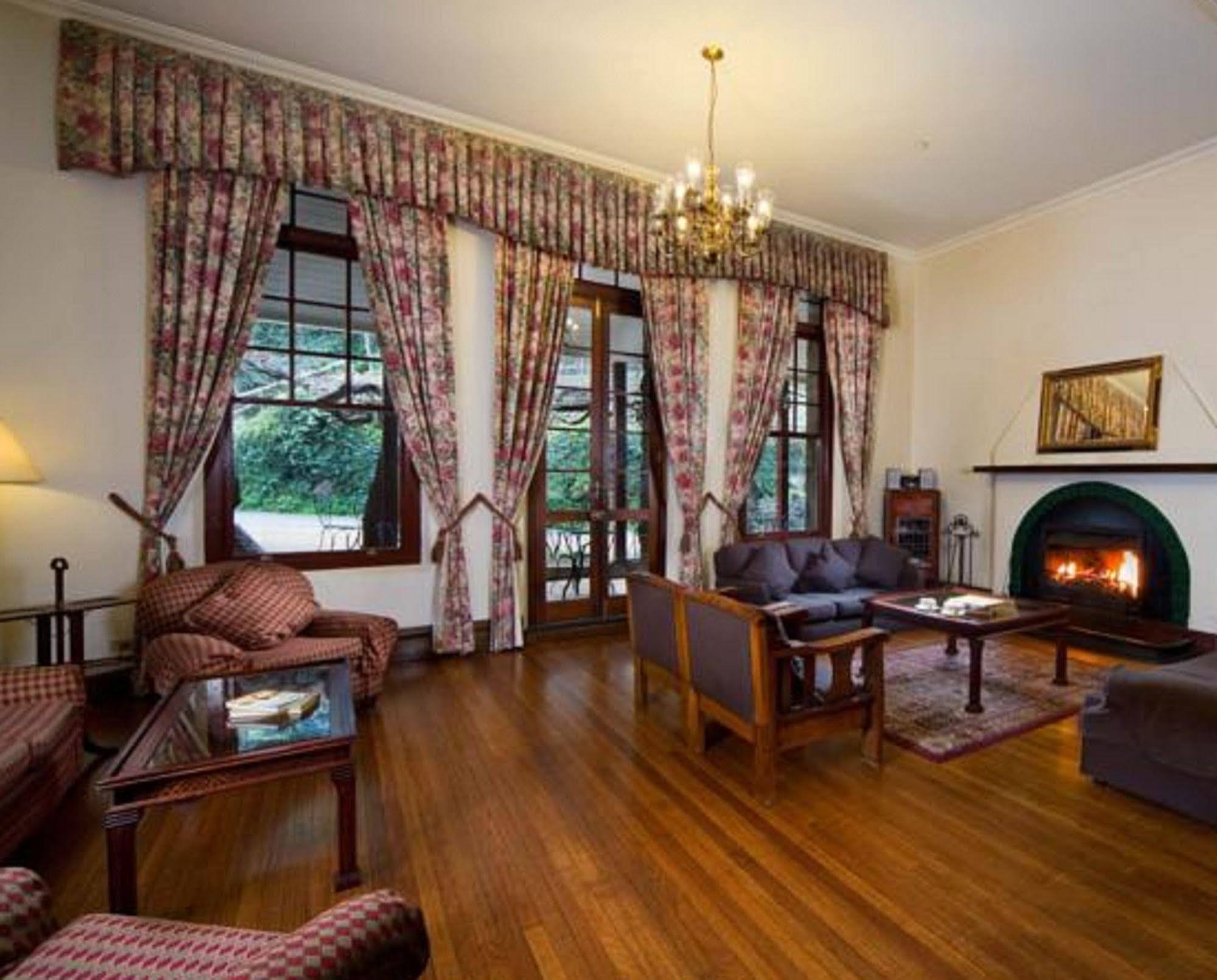 Готель Jenolan Caves House Екстер'єр фото